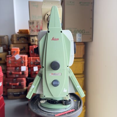 中古 Leica TM50 トータルステーション 5.0インチ静電容量式マルチタッチ、IP66等級の防塵・防水性能、精密測量のための1秒/5秒/10秒最小表示