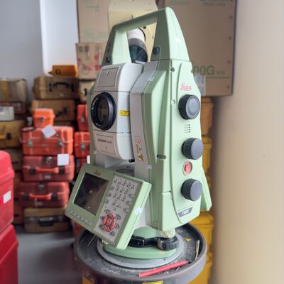 ライカ TM50 トータルステーション（1000mノンプリズム測定、自動補正 ±3分角、5.0インチ静電容量式マルチタッチスクリーン搭載）